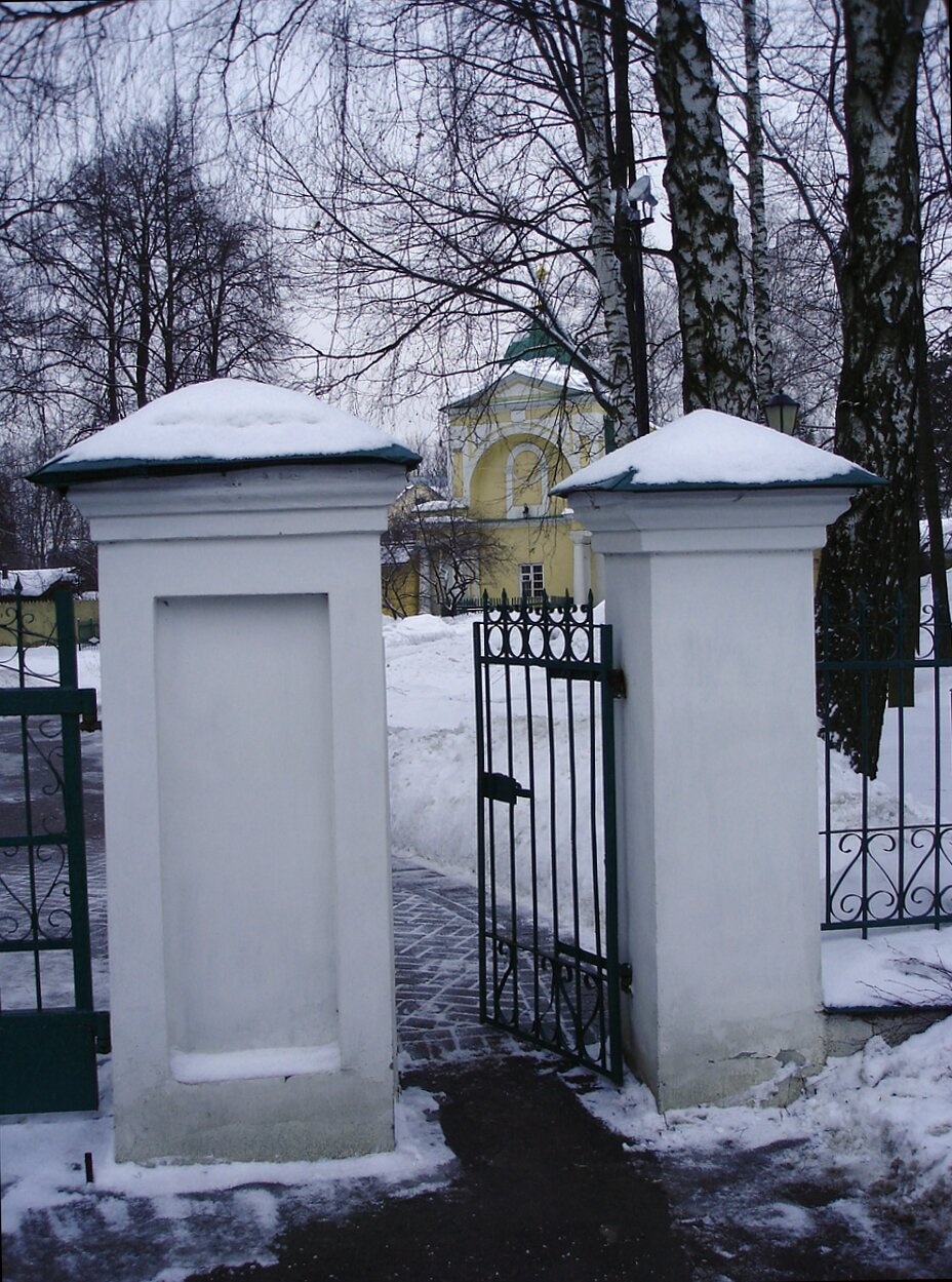 Вход на территорию Храма Владимирской иконы Божией Матери в зимний период