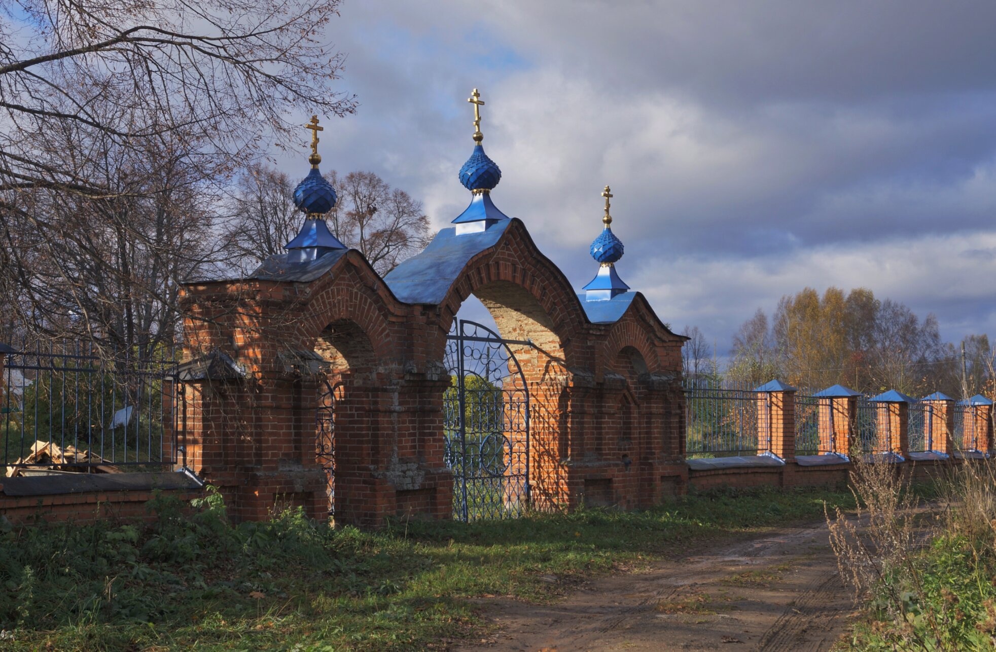 Восточные ворота Спасской церкви в селе Васильевское