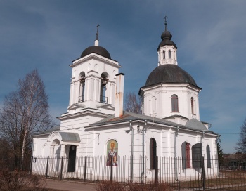 Храм Троицы Живоначальной в селе Лужники