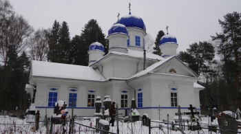 Успенская церковь в Олонце - деревянный храм на заснеженном кладбище