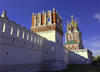 Преображенская церковь над северными воротами Новодевичьего монастыря