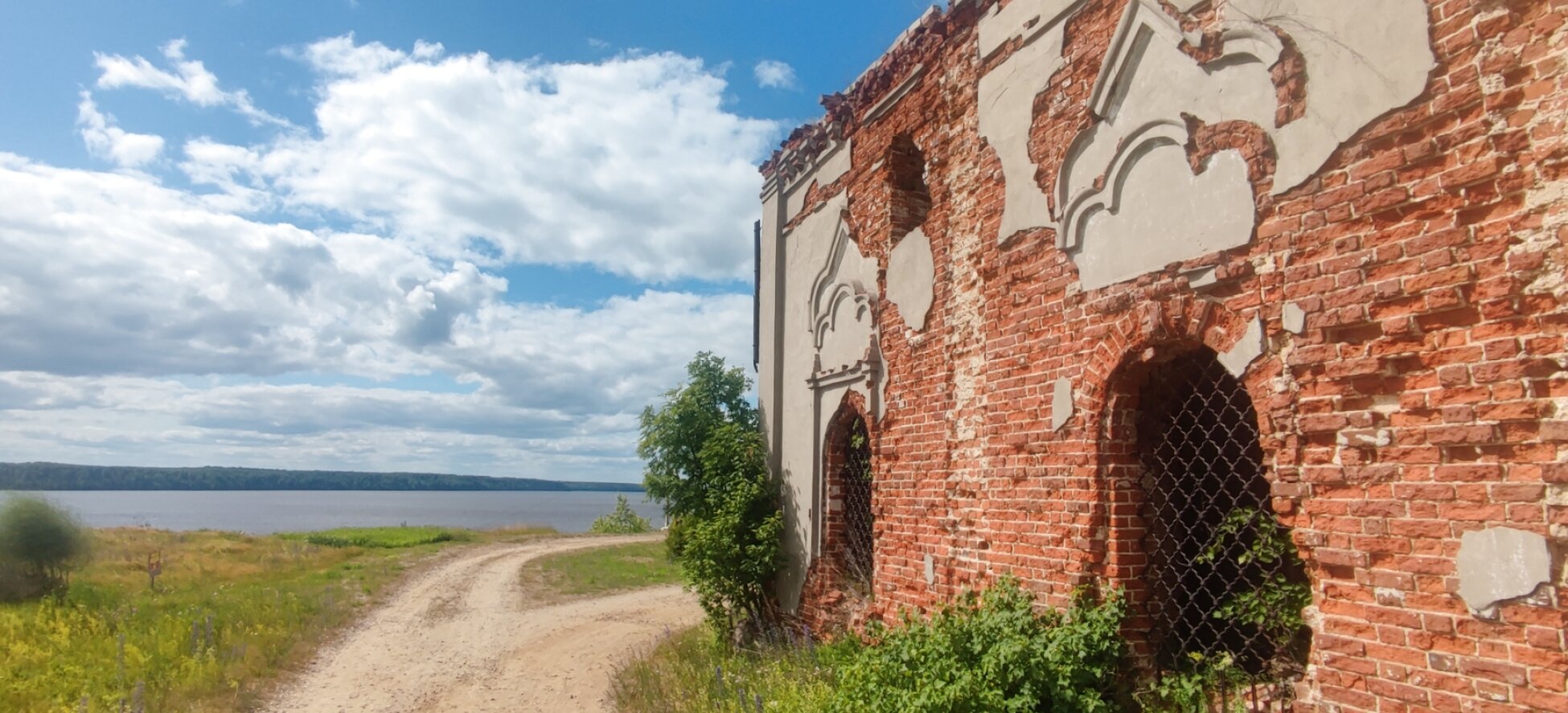 Руины Церкви Преображения Господня в селе Столпино