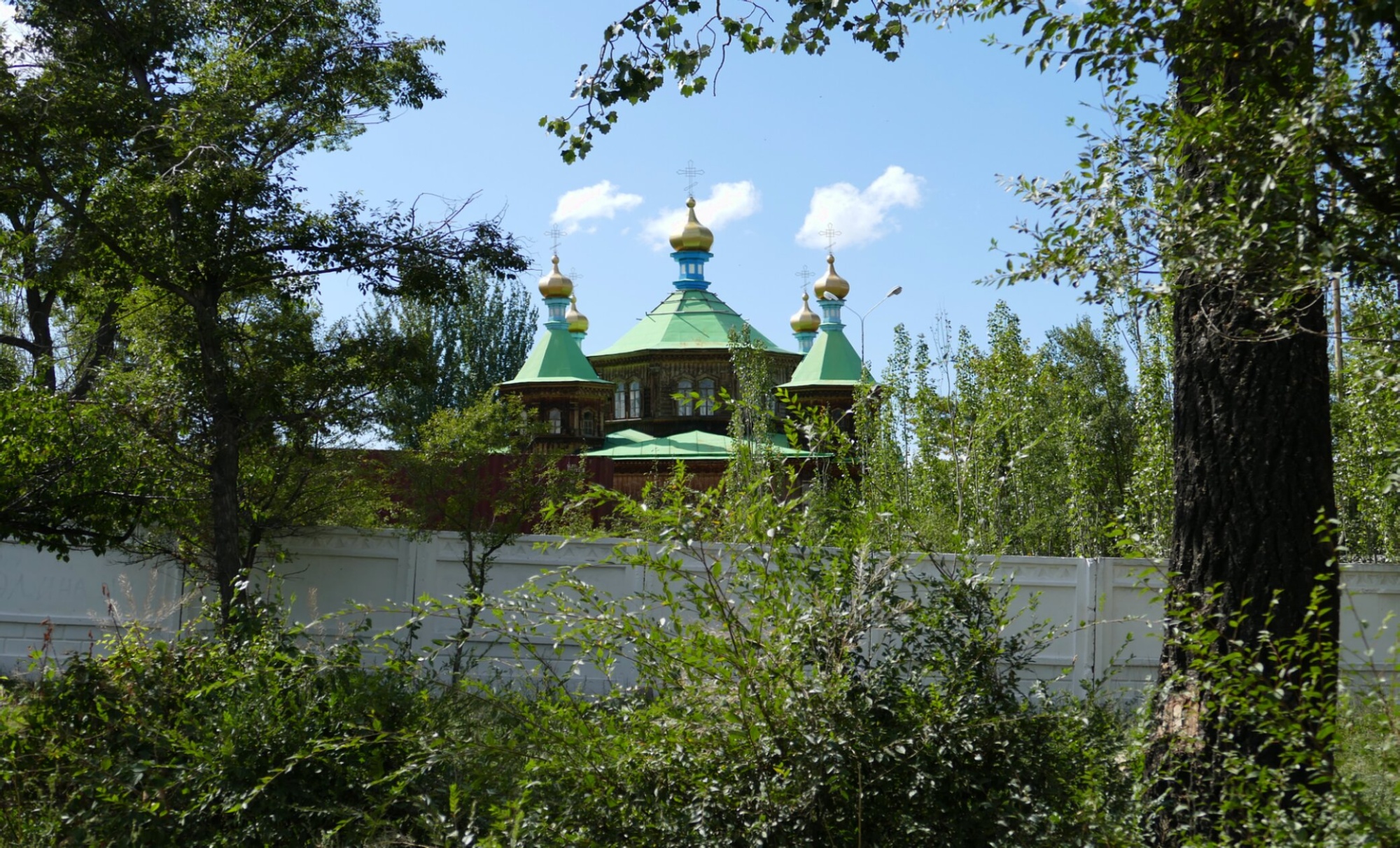 Свято-Троицкая церковь в Караколе – православная святыня у подножия Тянь-Шаня