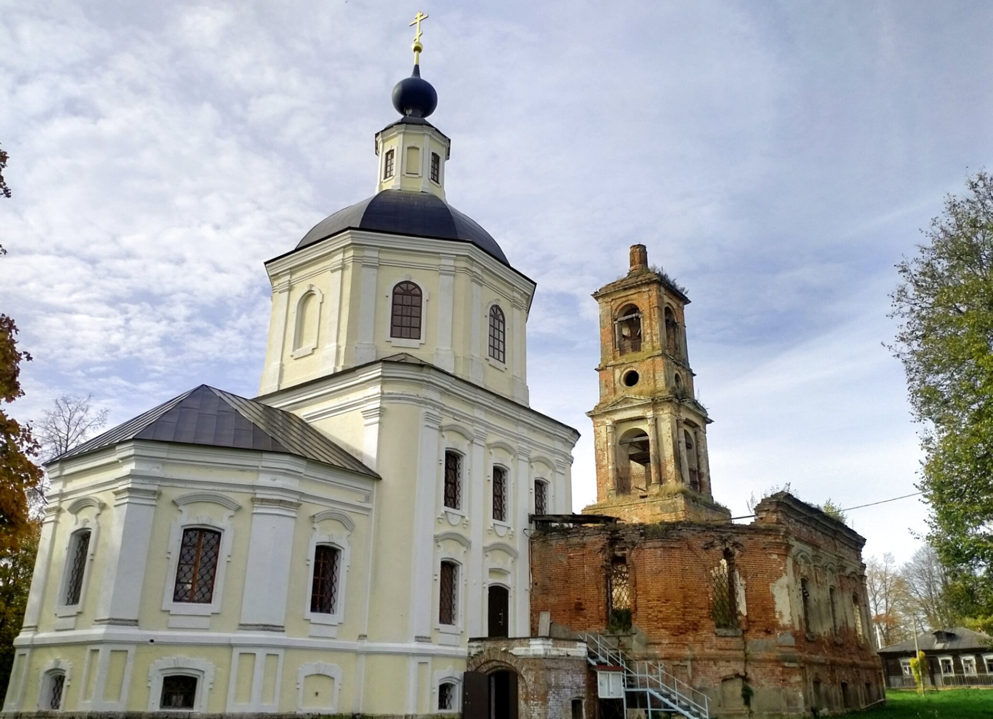 Кирпичный православный храм с колокольней