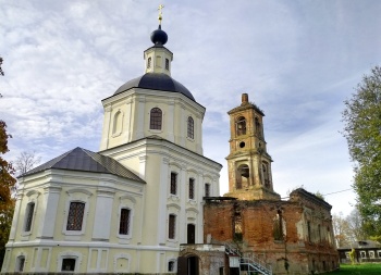 Кирпичный православный храм с колокольней