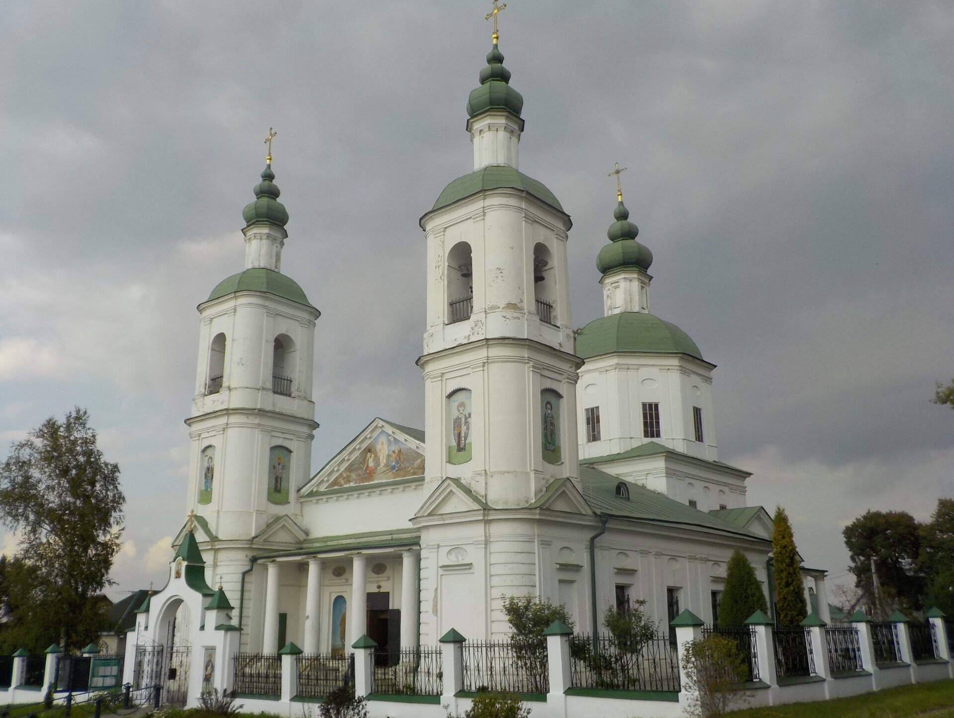 Храм Воскресения Христова в селе Молоди