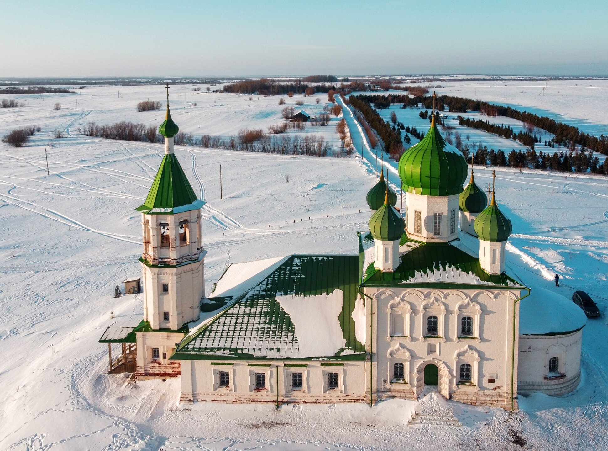 Церковь Дмитрия Солунского в деревне Ломоносово - зимняя панорама