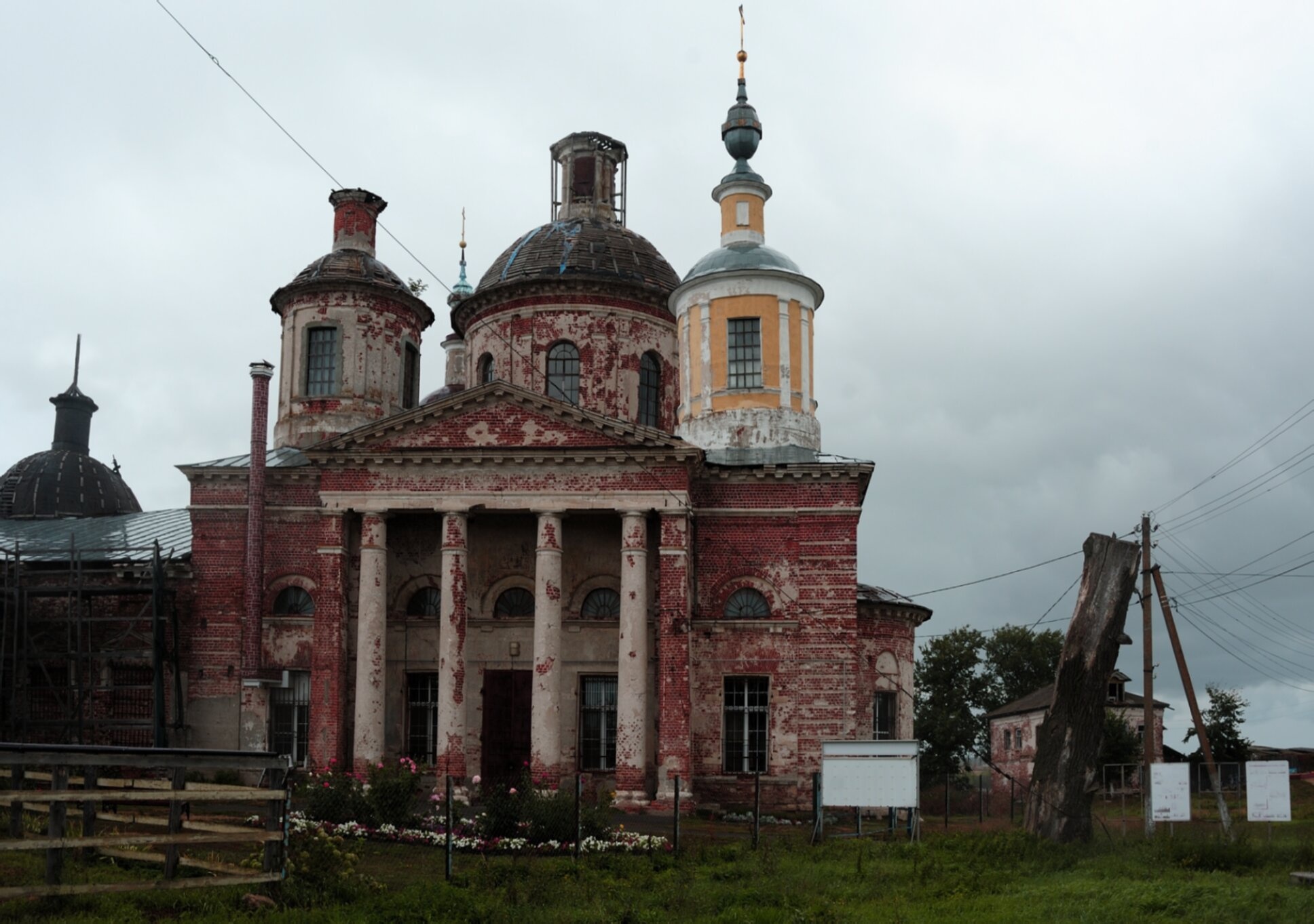 Храм Воскресения Христова в селе Ловцы