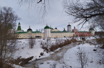 Николо-Пешношский монастырь: зимний вид древней обители
