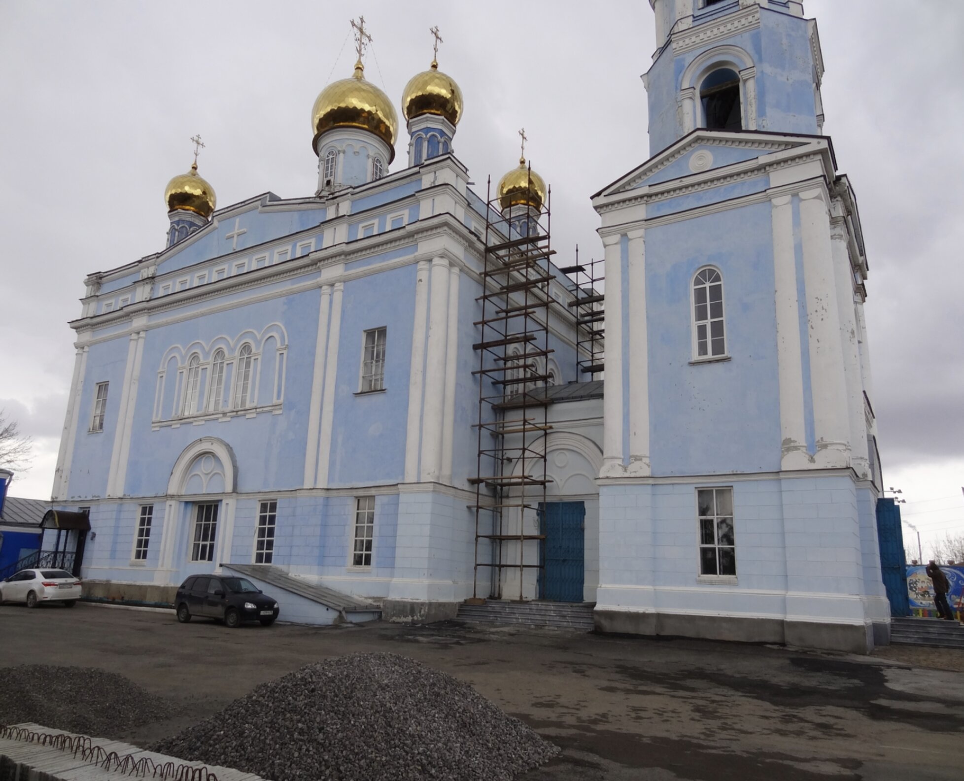 Фасад Церкви Покрова Пресвятой Богородицы в Каменске-Уральском