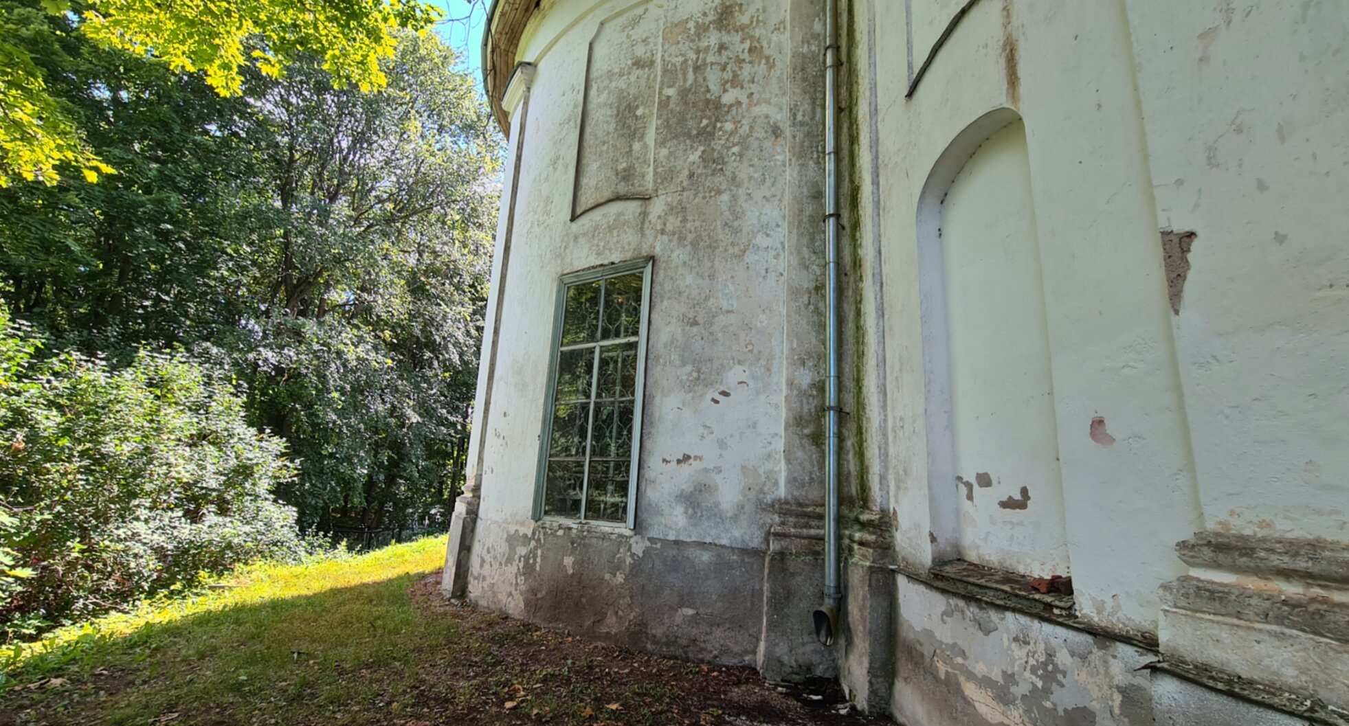 Окно Успенской церкви в Коростыни: история в деталях