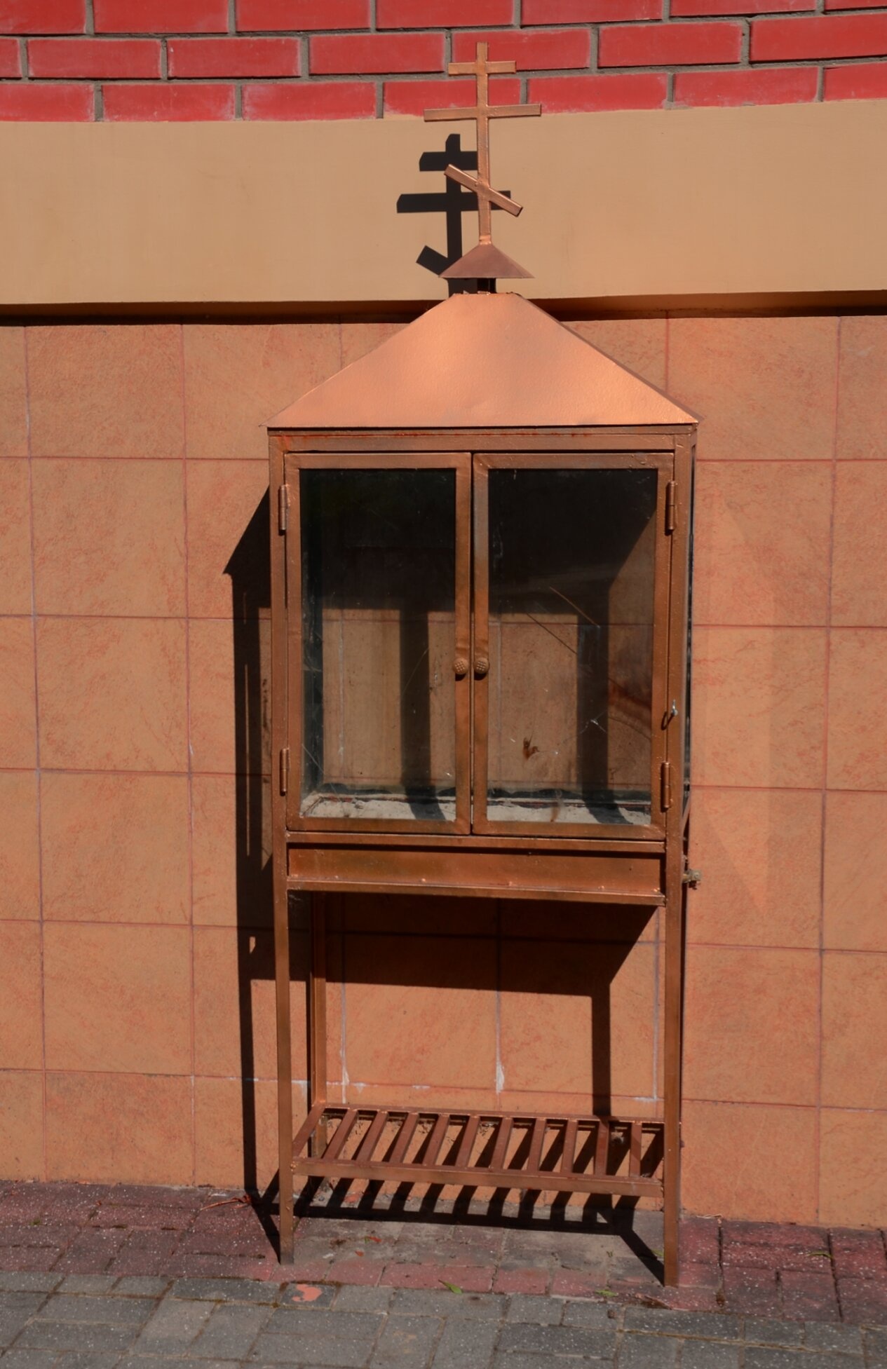 Киот с иконой у храма святого Димитрия Солунского в Краснодаре