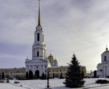Надвратная колокольня с церковью святителя Николая Мирликийского в Задонском монастыре