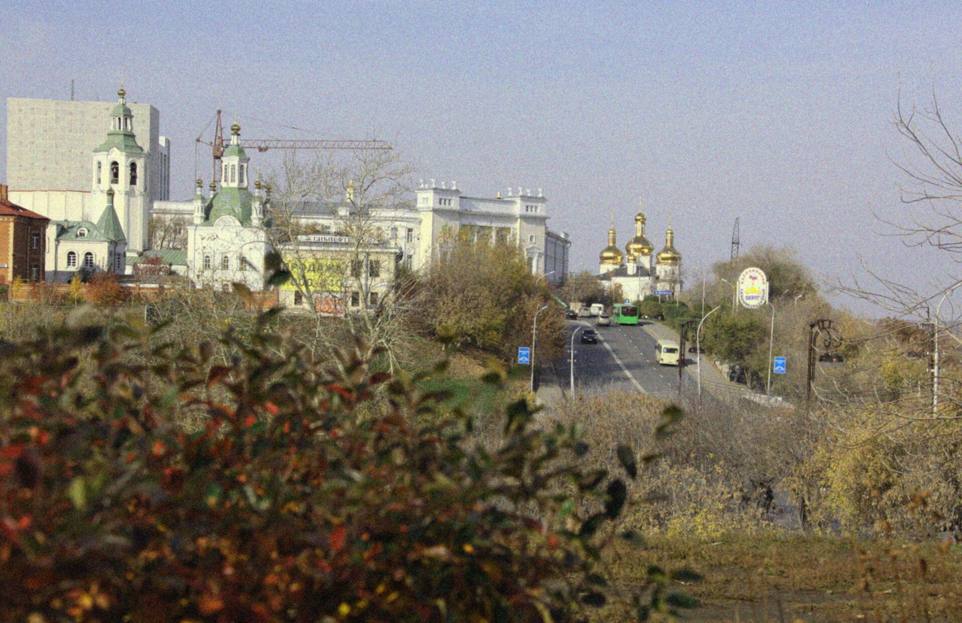 Вид на улицу Республики и Крестовоздвиженскую церковь в Тюмени