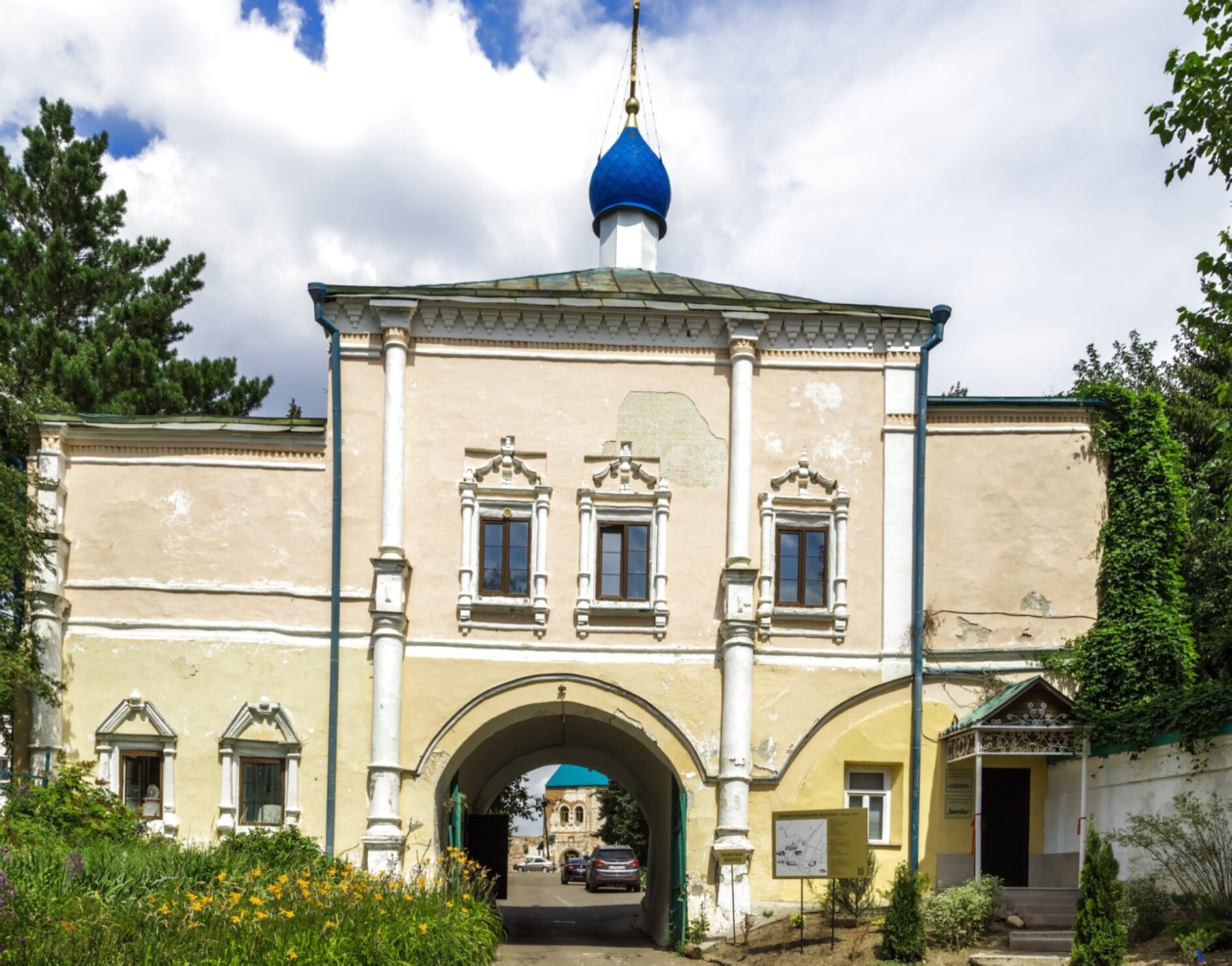 Надвратная церковь Тихона Амафунтского (Иверская) в Казанском Вознесенском монастыре