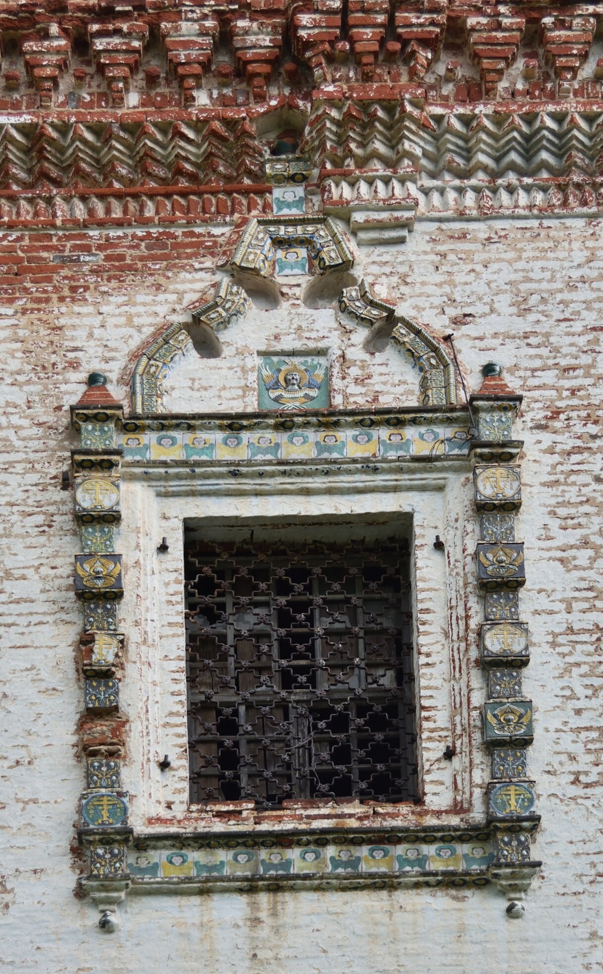 Изразцовое убранство оконного проема Церкви Рождества Богородицы в Горицах