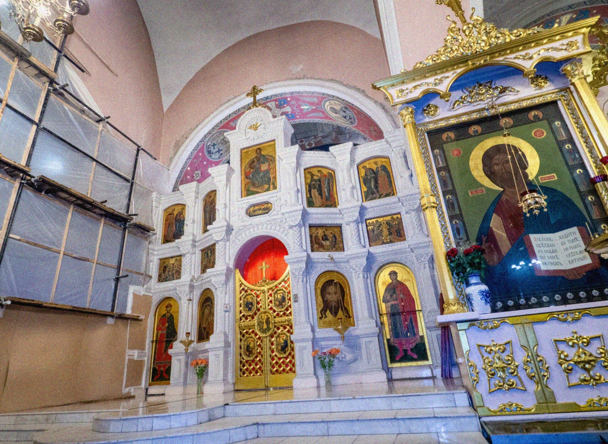 Интерьер Троицкого храма в Раменском
