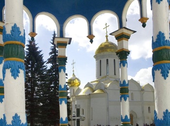 Успенский собор Троице-Сергиевой лавры через аркаду часовни