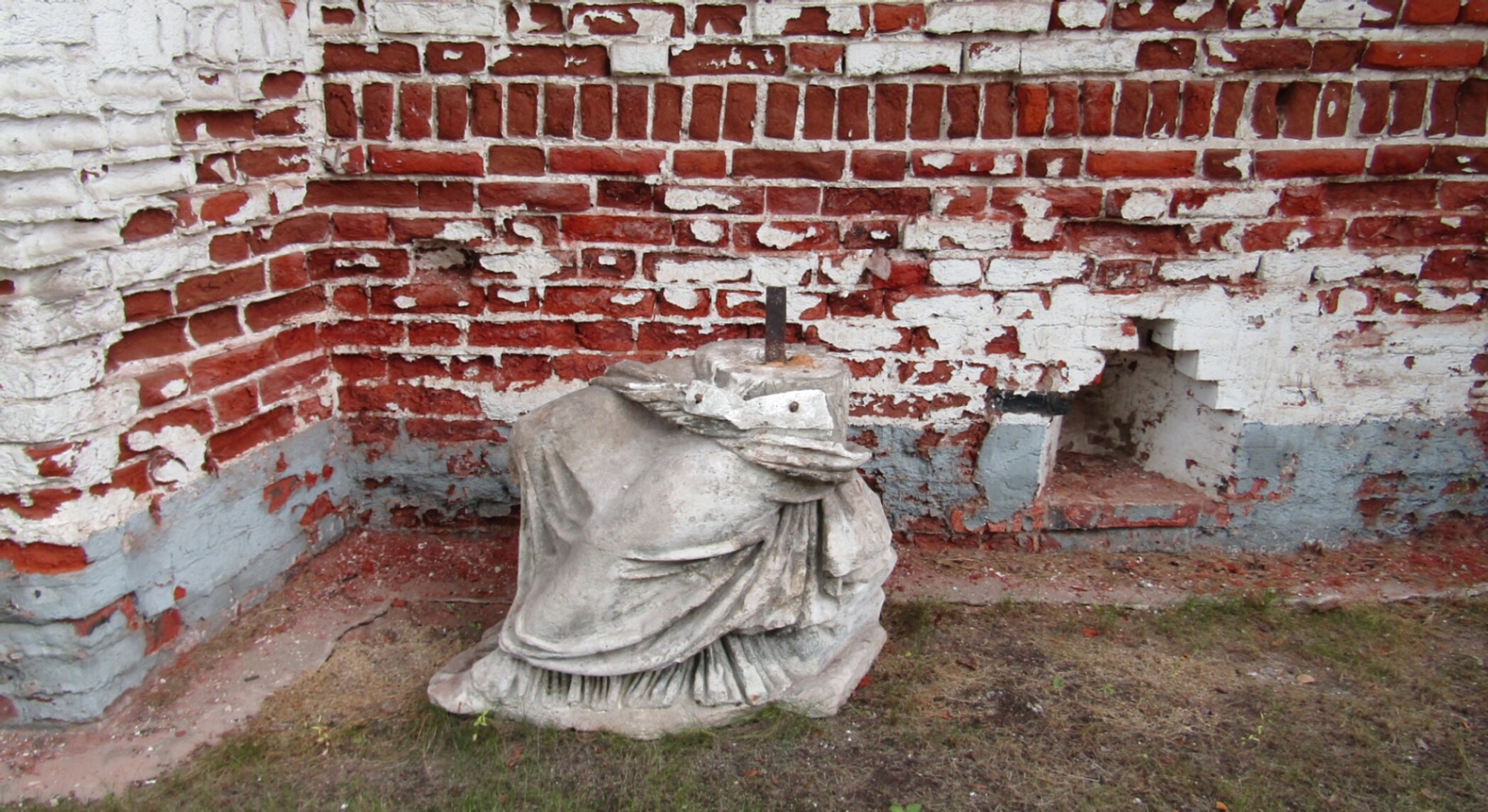 Архитектурный фрагмент у стены Донского монастыря в Москве