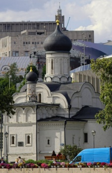 Изразцовый декор фасада Храма Святителя Григория Неокесарийского в Москве