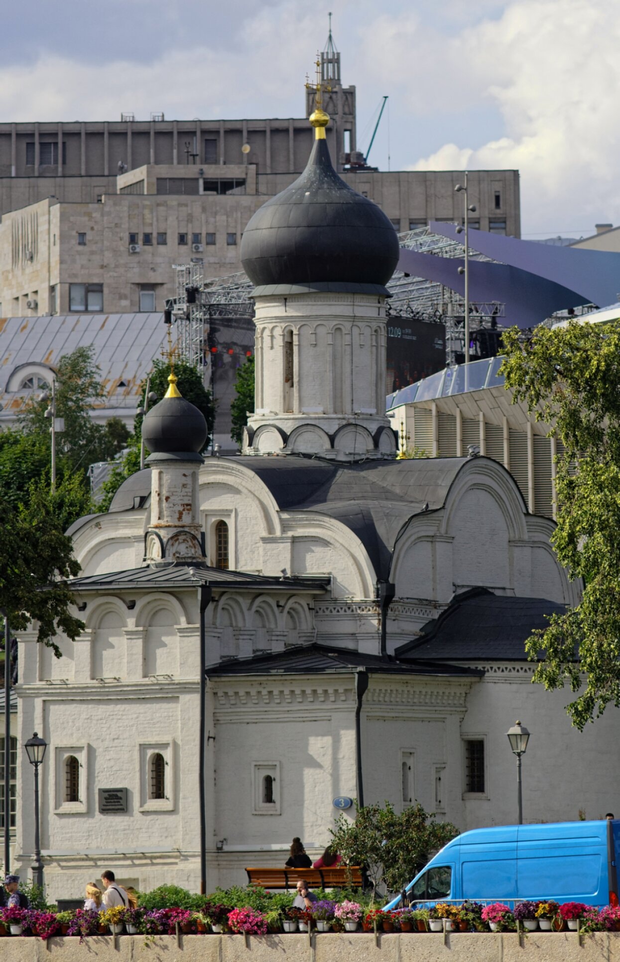 Изразцовый декор фасада Храма Святителя Григория Неокесарийского в Москве