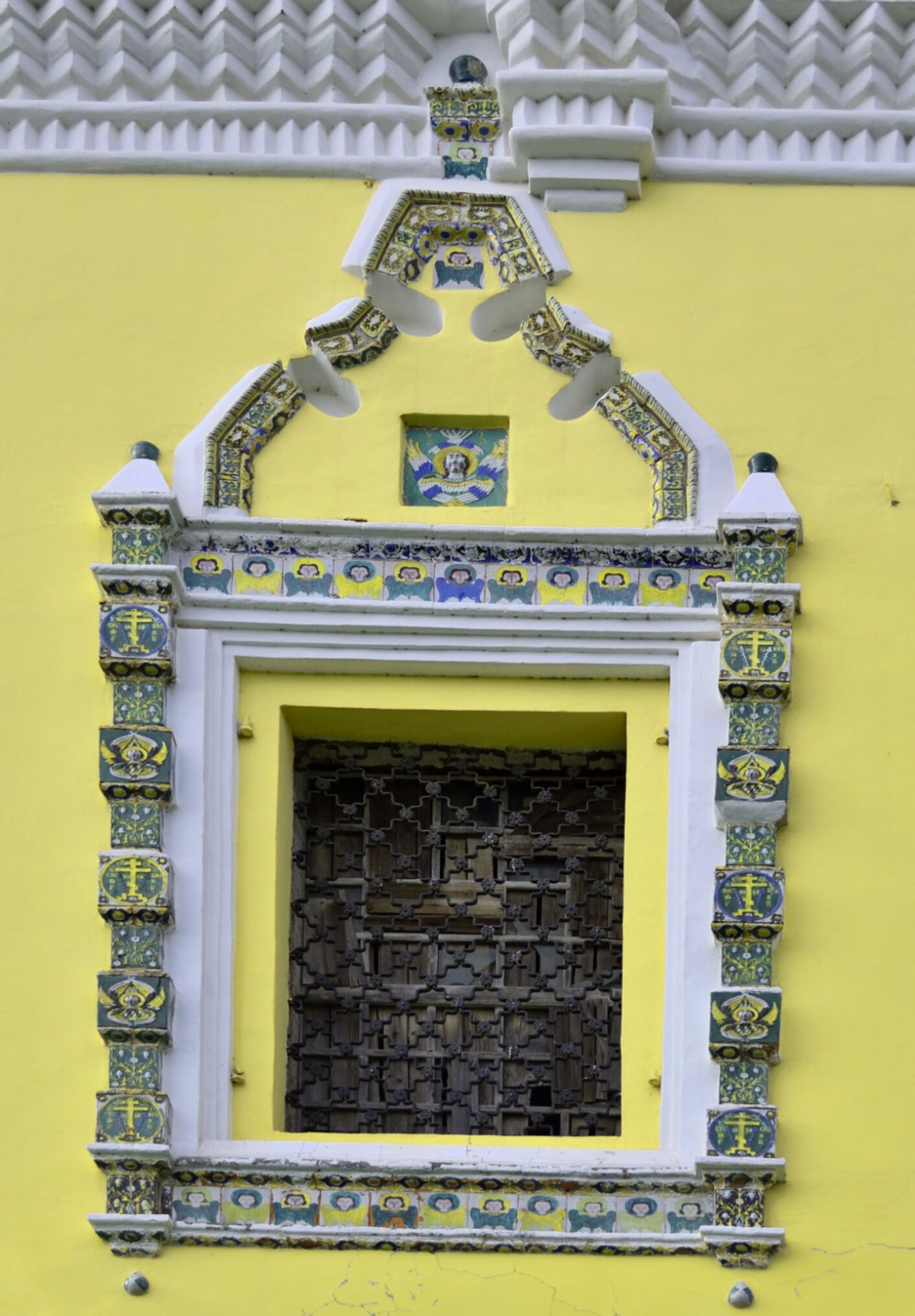 Изразцовое убранство окна Церкви Рождества Пресвятой Богородицы в Горицах