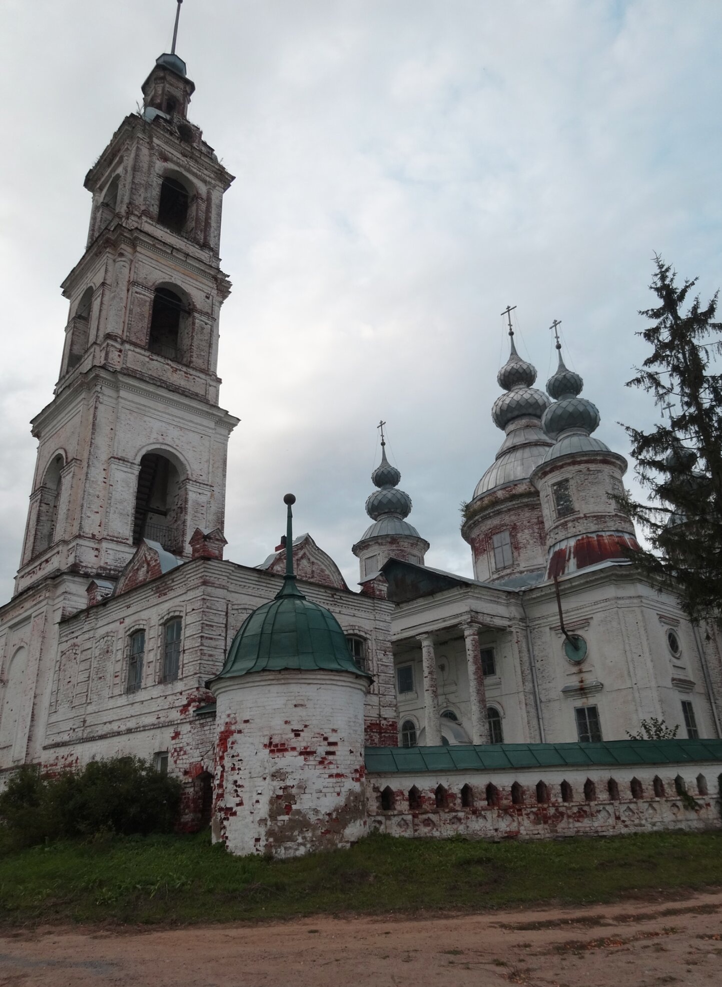 Церковь Троицы Живоначальной в селе Острецово