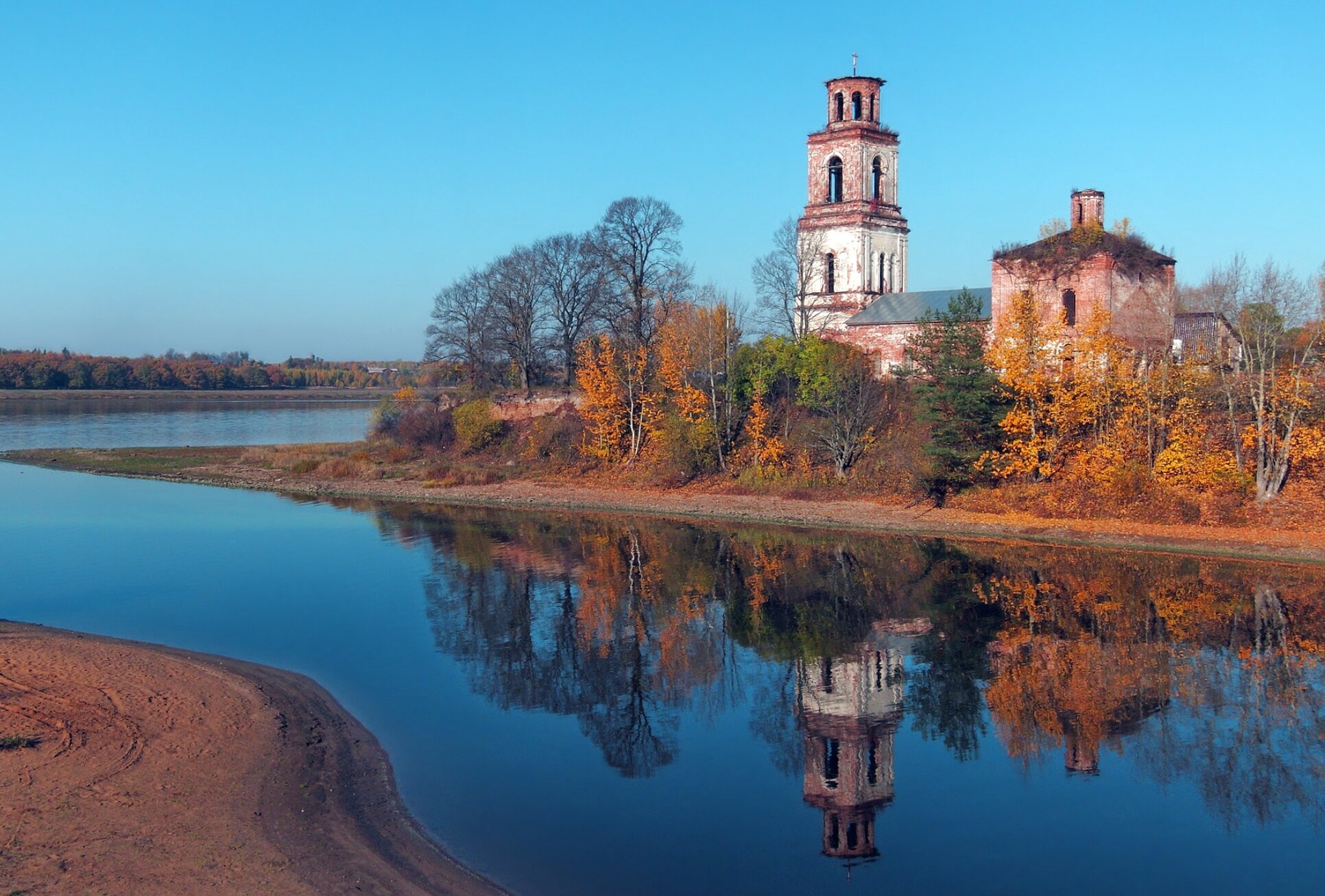 Смоленская церковь в селе Устье на берегу реки