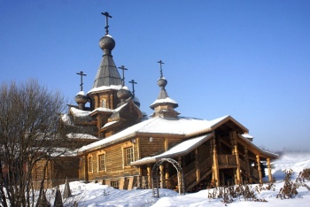 Деревянный храм Иоанна Воина в зимнем убранстве