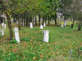 Старое кладбище у Покровского храма в селе Милюково