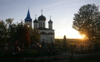 Церковь Успения Пресвятой Богородицы в Иванищах на закате
