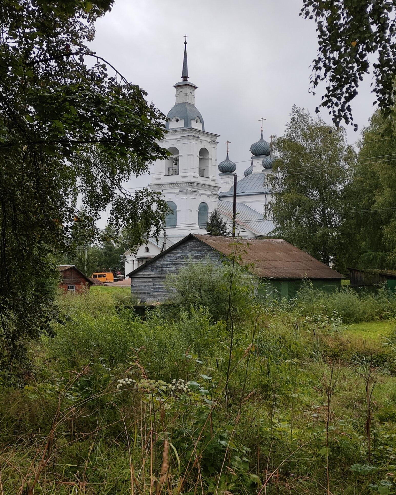 Никольская церковь в посёлке Кадый на фотографии
