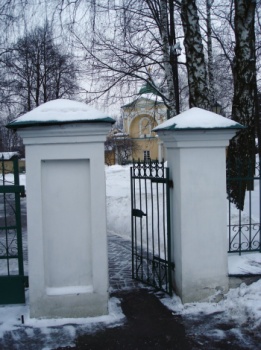 Входные ворота храма Владимирской иконы Божией Матери в Виноградове