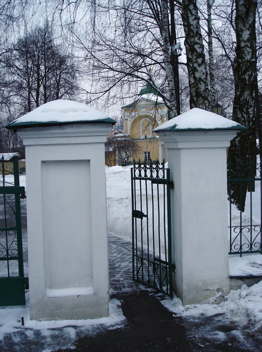 Входные ворота храма Владимирской иконы Божией Матери в Виноградове
