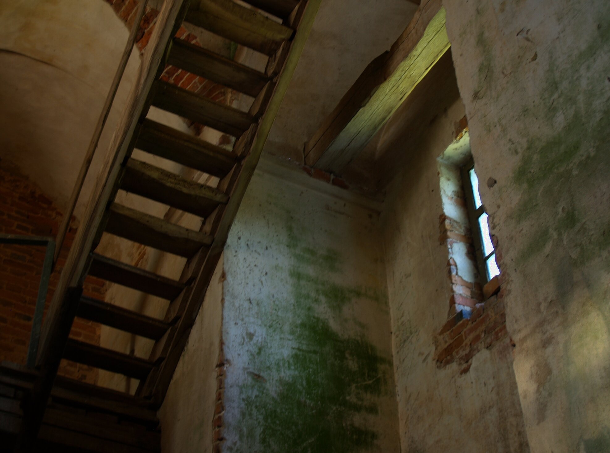 Интерьер Успенской церкви в селе Коростынь: лестница на колокольню