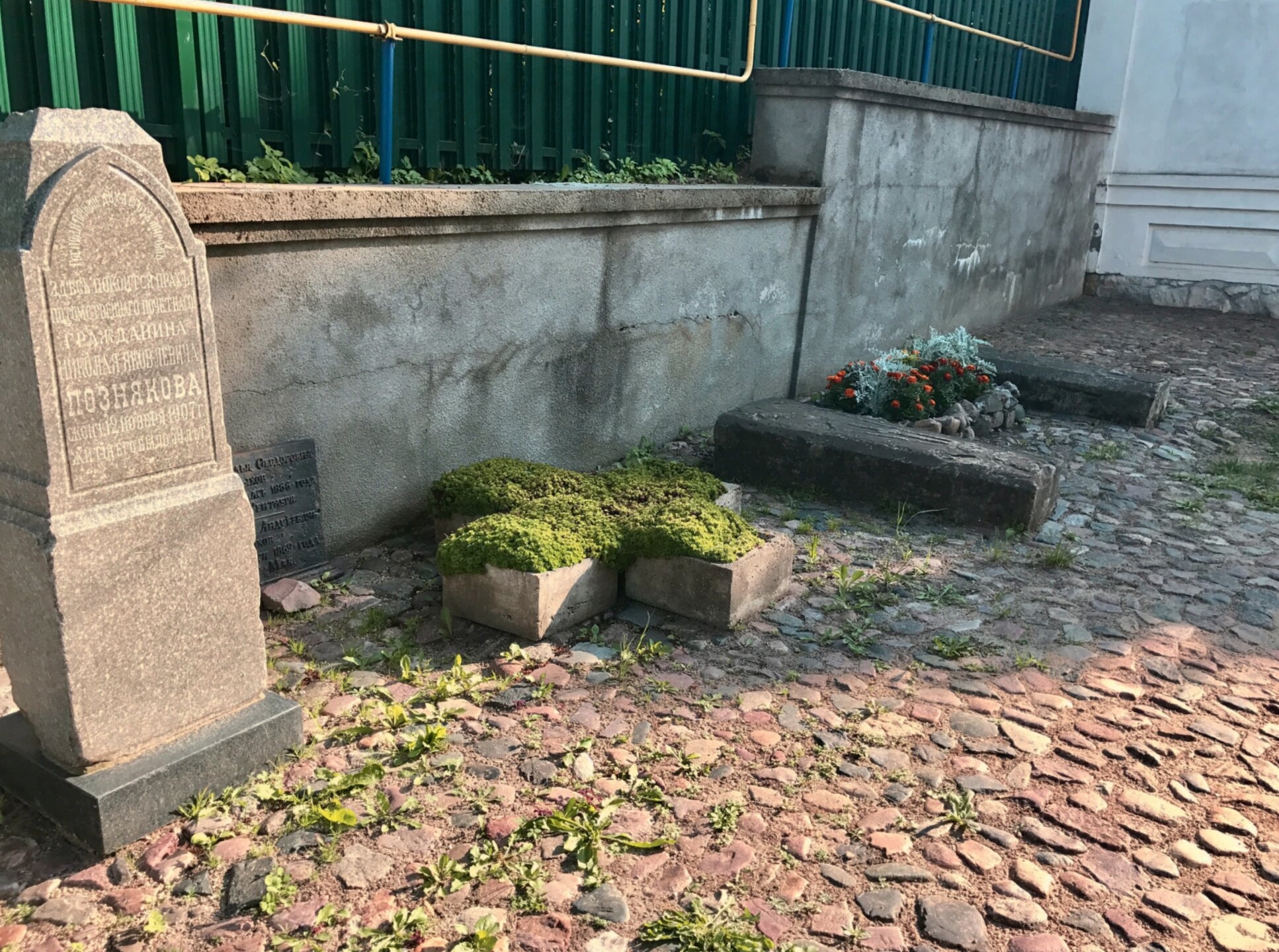 Захоронения на территории храма Воскресения Христова в Тарусе