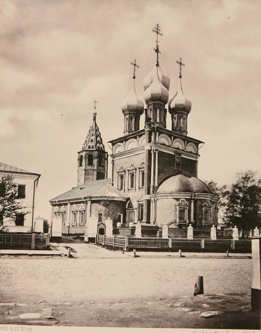 Храм Положения Ризы Господней на Донской улице в Москве на фотографии 1882 года