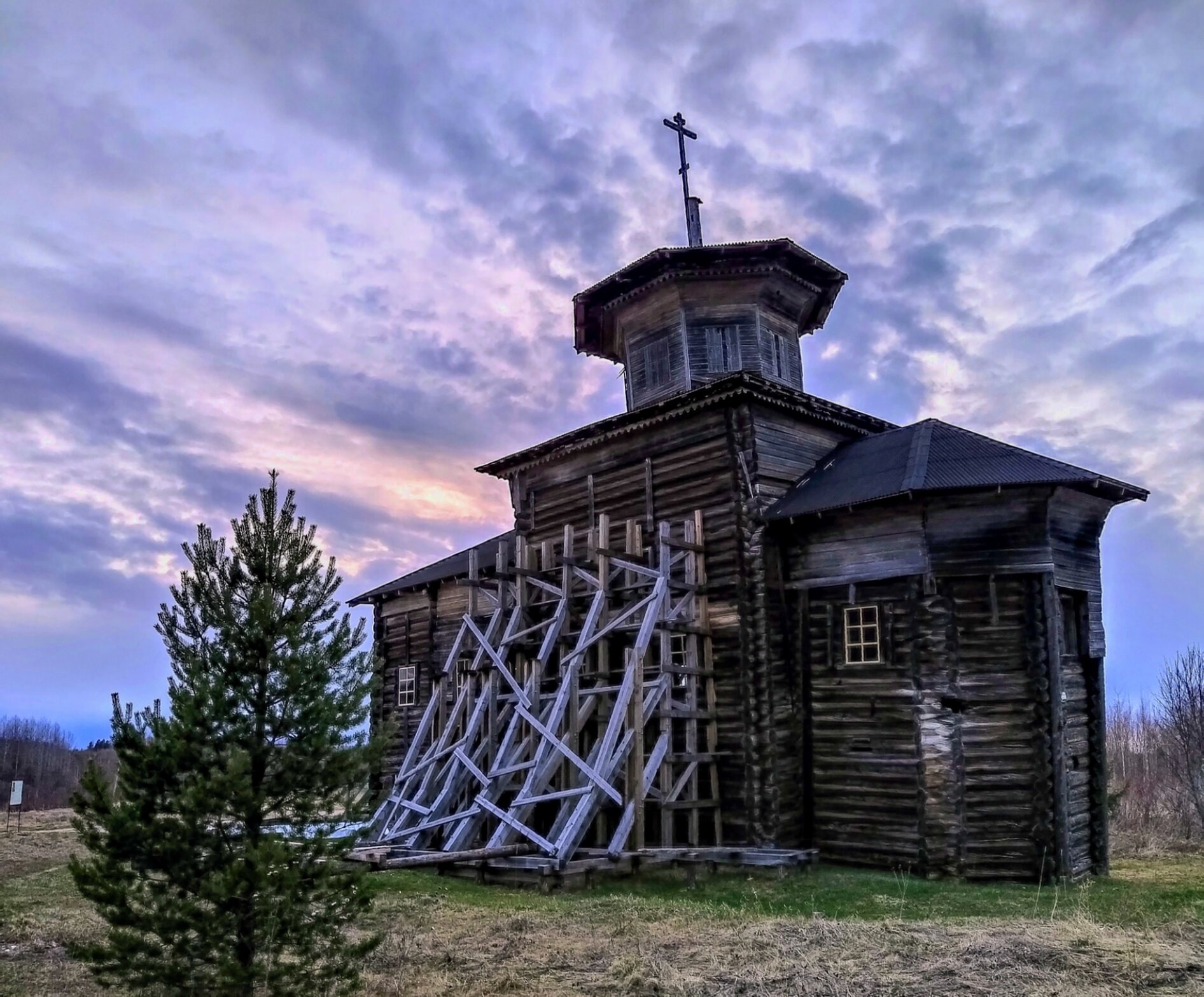 Покровская церковь в Усть-Ваеньге - памятник деревянной архитектуры