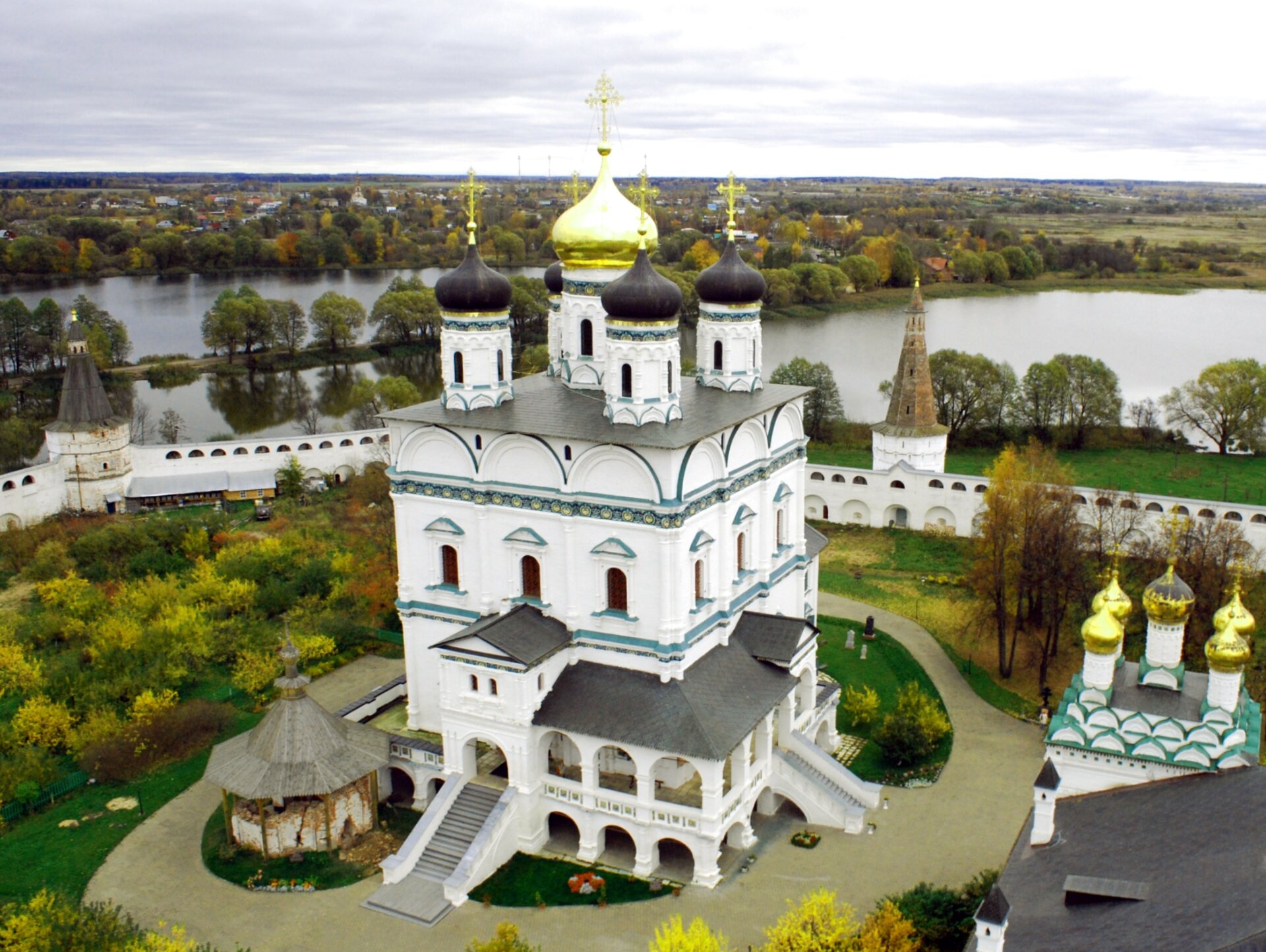 Иосифо-Волоцкий ставропигиальный мужской монастырь на фотографии