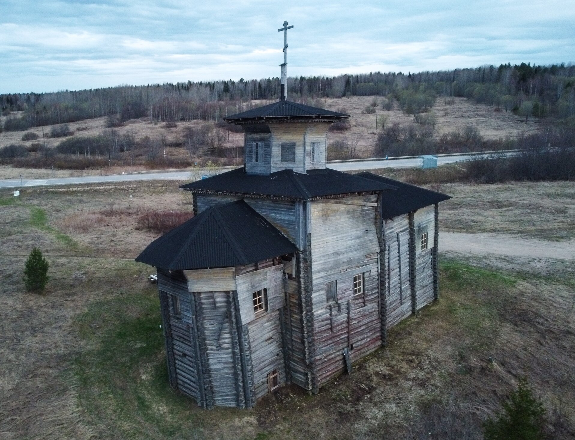 Покровская церковь в селе Усть-Ваеньга - памятник деревянного зодчества