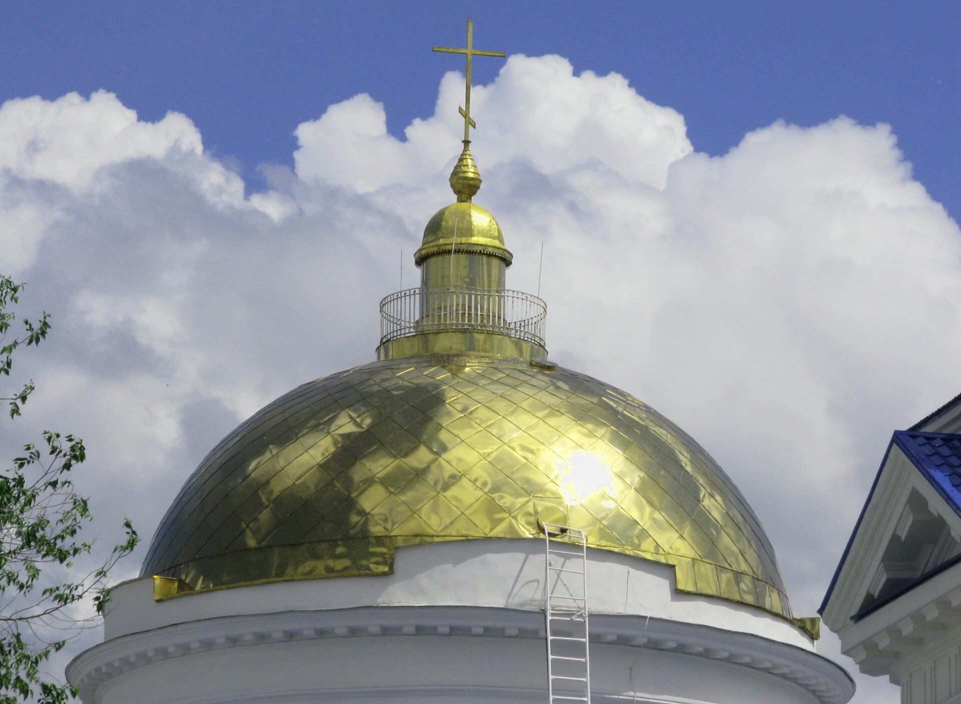 Золотой купол Покровского кафедрального собора в Воронеже