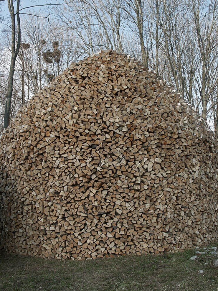 Поленница дров в Варлаамо-Хутынском Спасо-Преображенском монастыре