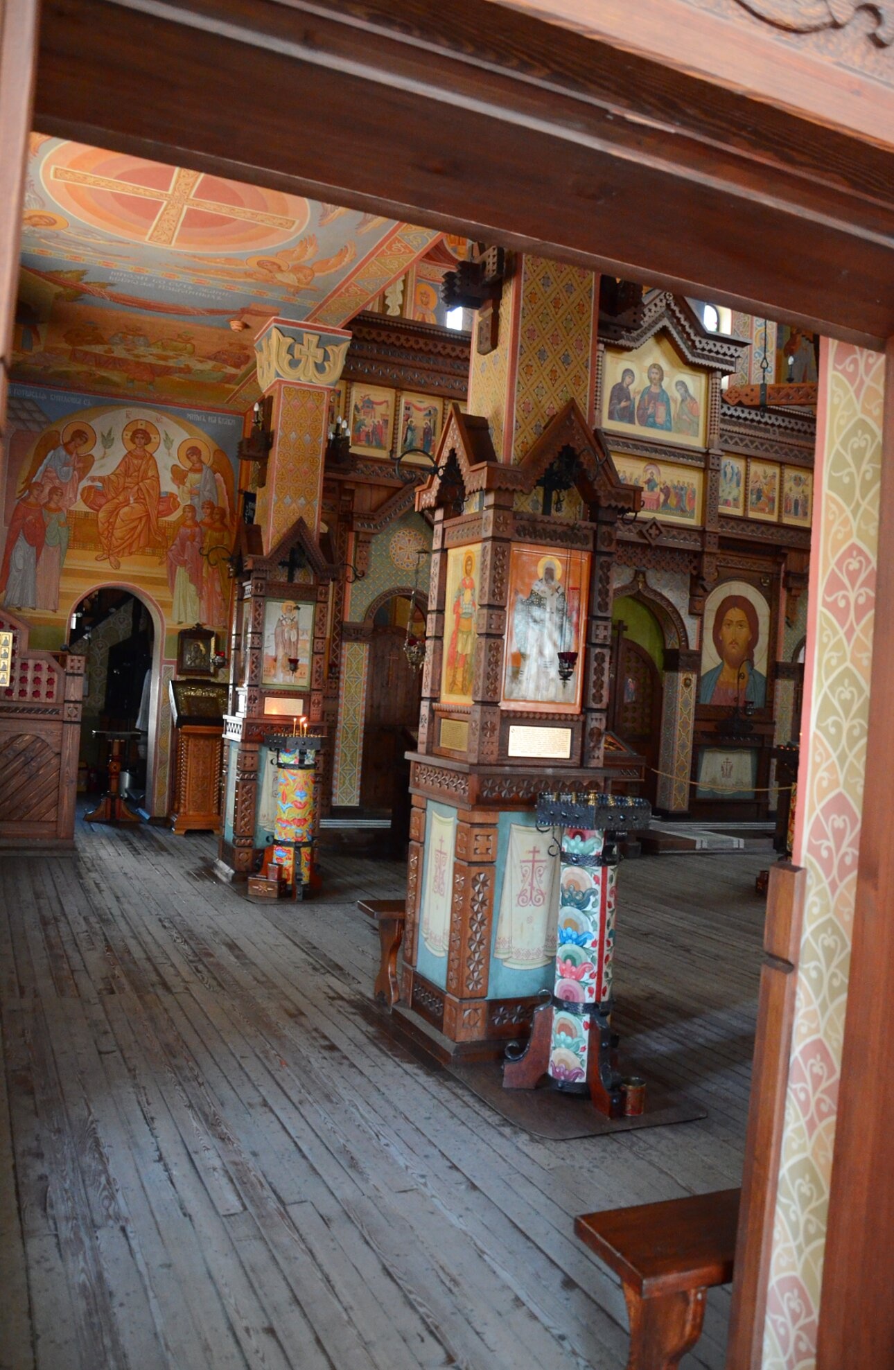 Интерьер храма преподобного Серафима Саровского в Анапе