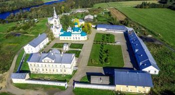 Введено-Оятский женский монастырь на берегу реки Оять