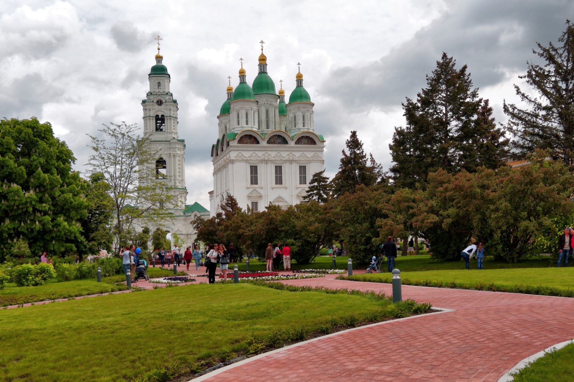 Успенский собор Астраханского кремля с Пречистенской колокольней