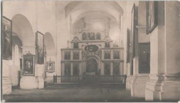 Интерьер Свято-Покровской церкви в деревне Кривошин на исторической фотографии 1917 года