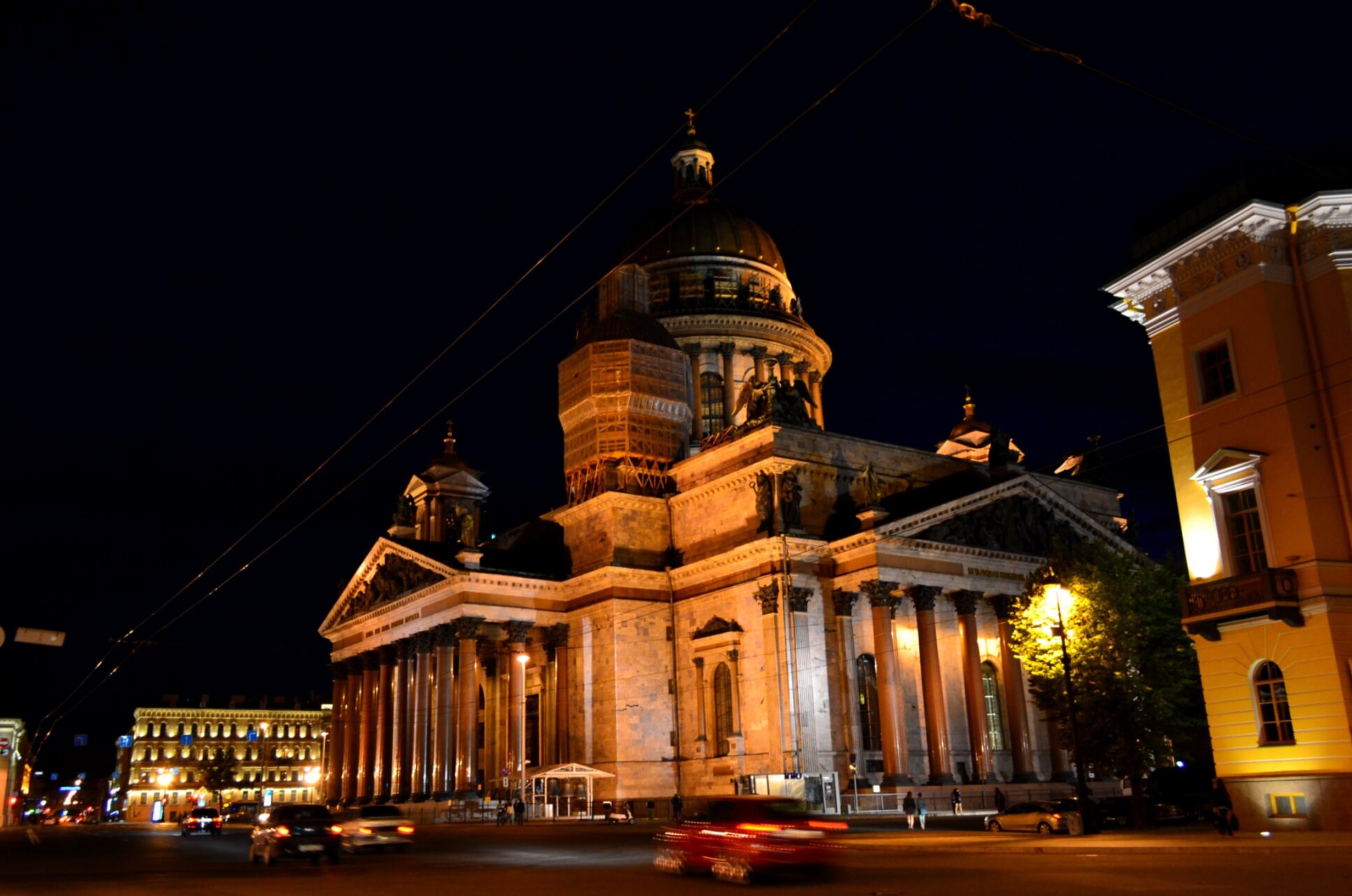 Исаакиевский собор в ночном освещении