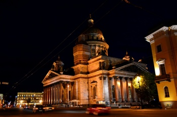 Исаакиевский собор в ночном освещении