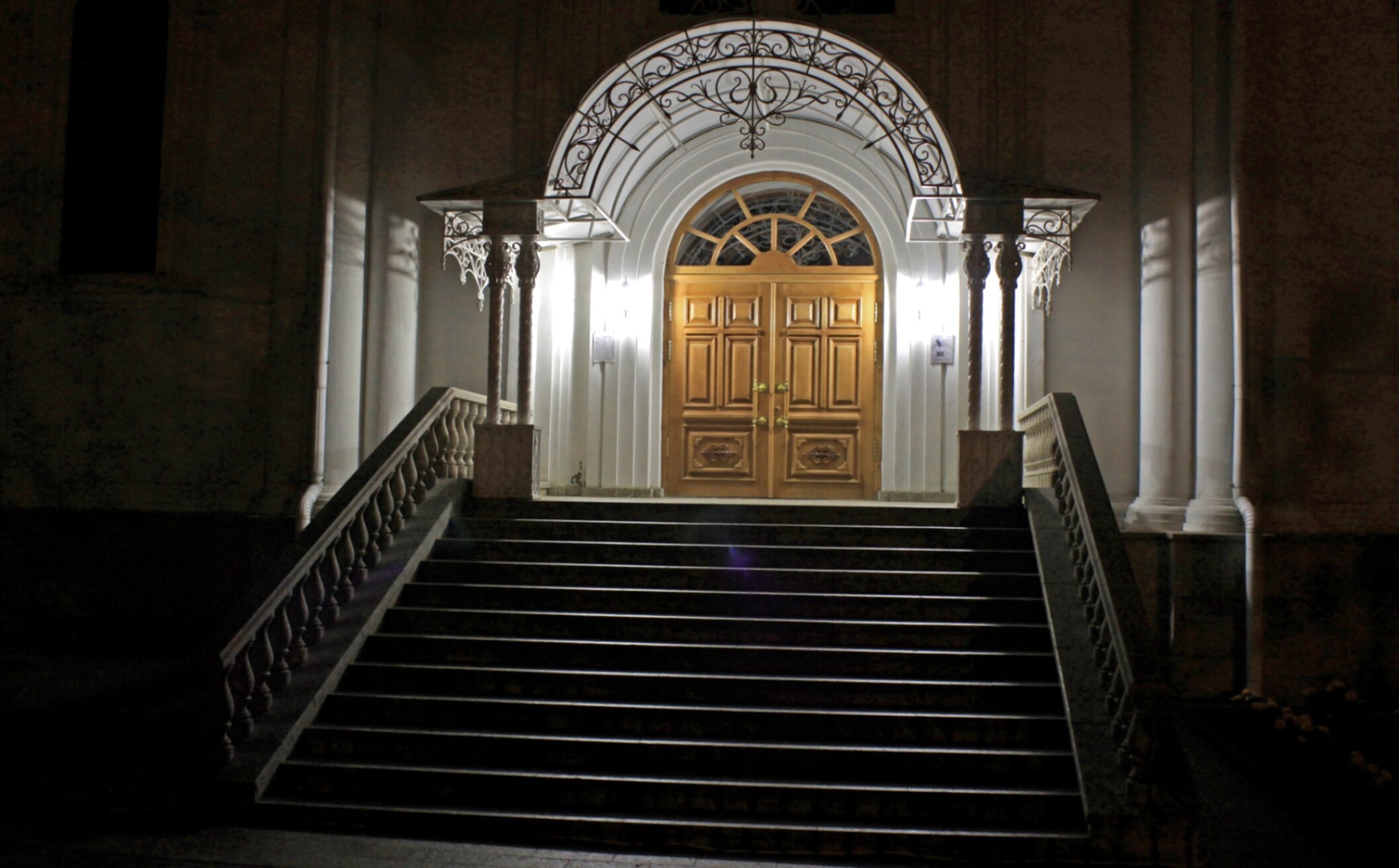 Вход в Христорождественскую церковь города Арзамаса