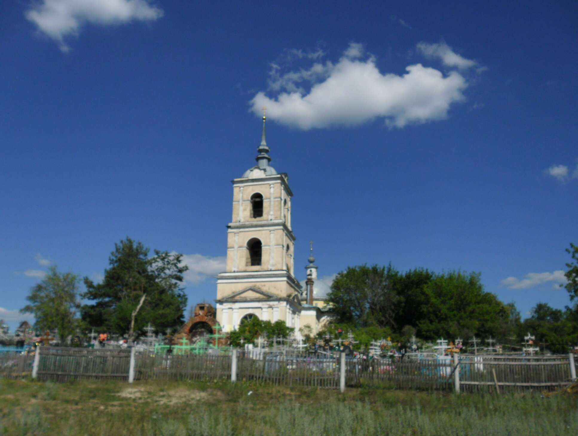 Церковь Трёх Святителей в Белоомуте - архитектура и история